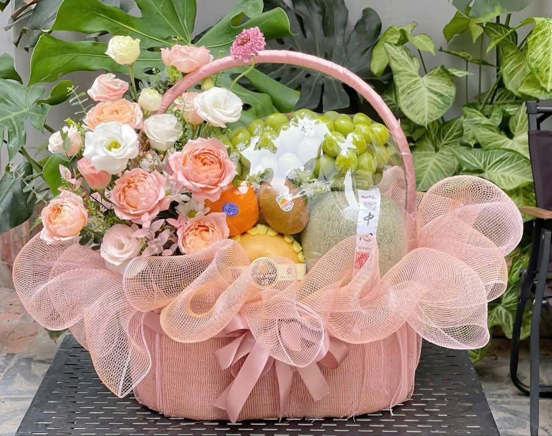 Giỏ trái cây & hoa hồng