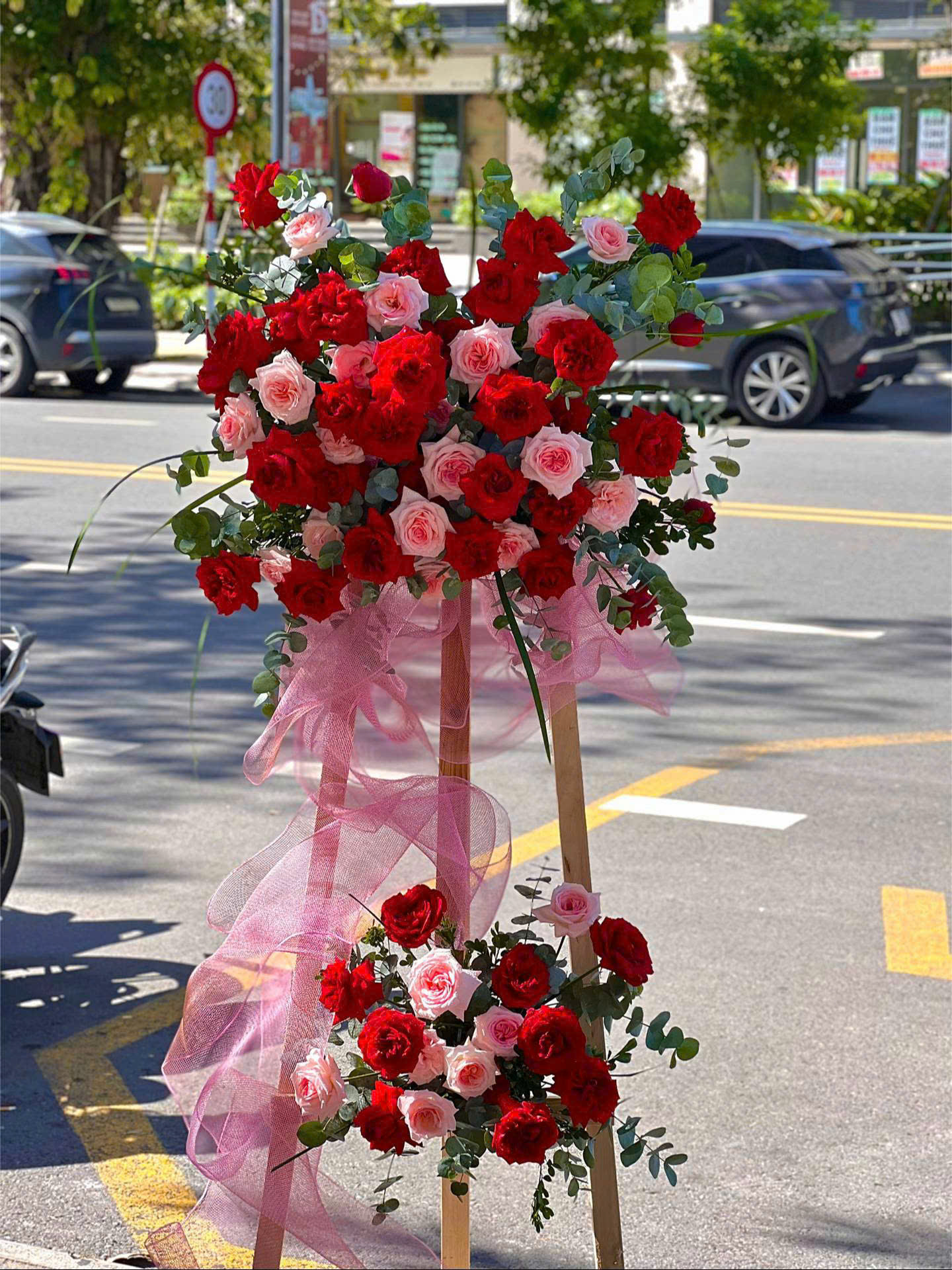 Lẵng hoa "Hồng Phú Quý"