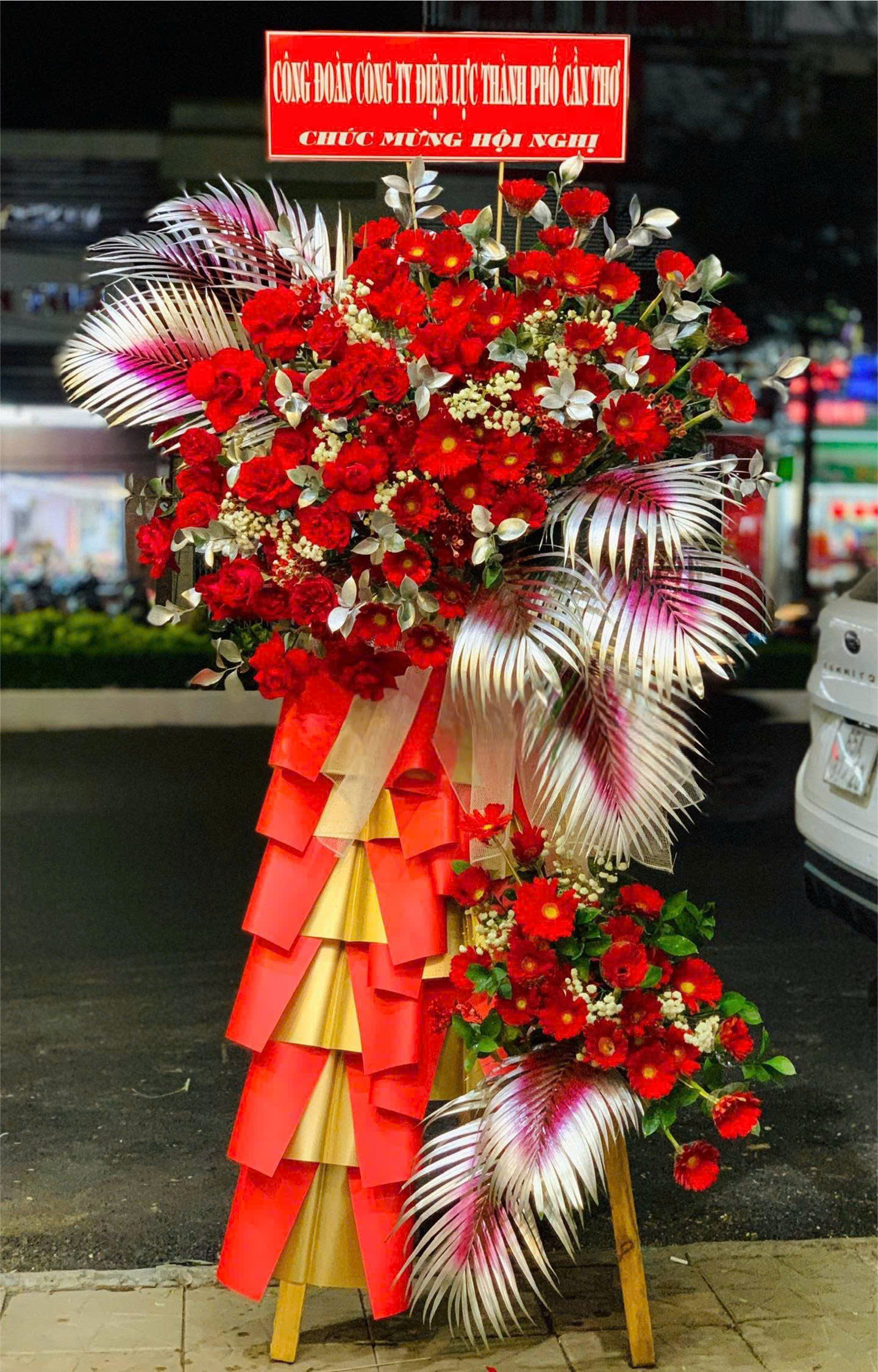 Lẵng hoa "Hồng Tỏa Yêu Thương"