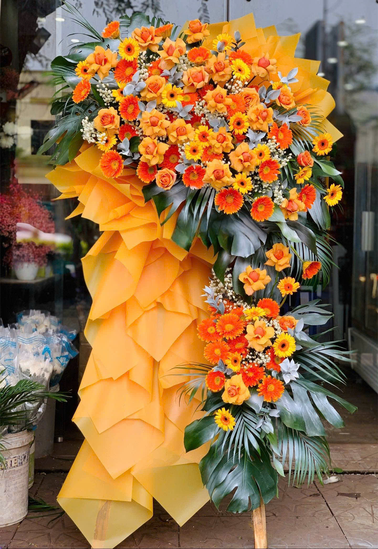 Lẵng hoa "Kim Sắc Thịnh Vượng"